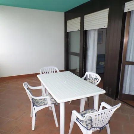 Beachside With Terrace דירה